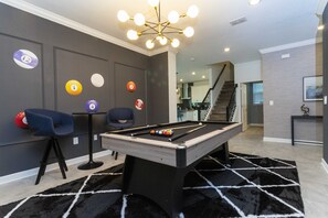 Game room w/ pool table