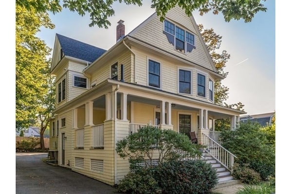 The house is located right downtown near Rockport Harbor and the Headlands.