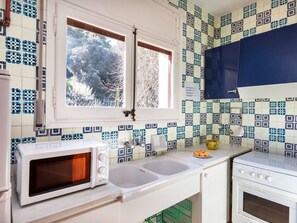 Cabinetry, Eigentum, Countertop, Sinken, Fenster, Spüle, Zapfhahn, Armatur, Küche, Interior Design