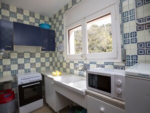 Spiegel, Cabinetry, Countertop, Zapfhahn, Eigentum, Sinken, Armatur, Gebäude, Badezimmerschrank, Lila