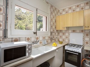 Cabinetry, Countertop, Zapfhahn, Möbel, Eigentum, Armatur, Sinken, Küche, Gebäude, Fenster