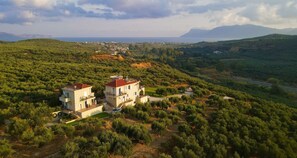 Villa Koukouvayia with the Gulf of Kissamos only 3 minutes away by car.