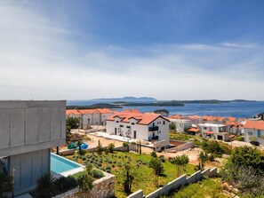 Blick auf die Umgebung der luxuriösen dalmatinischen Villa Omnia für Urlaub und Miete mit Freunden und Familie