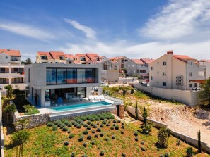 Blick auf Kroatien Luxus-Poolvilla mit privatem Garten, perfekt für Urlaub und Miete mit der Familie auf der Insel Hvar