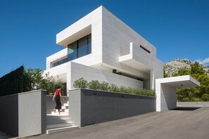 Außenansicht der Kroatien Luxusvilla Calmissima mit privatem Parkplatz in Starigrad auf der Insel Hvar
