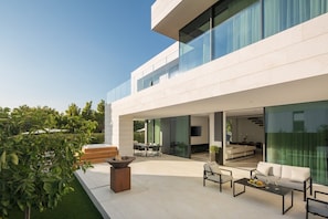 Außenterrasse der Kroatien Luxusvilla Calmissima in Starigrad mit Sitzgelegenheiten und Tisch und Grill