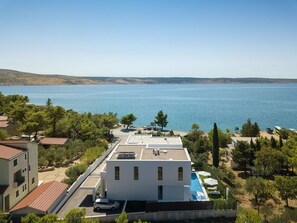 Blick auf die Kroatien Luxusvilla Calmissima mit Parkplatz und Swimmingpool am Meer in Starigrad auf der Insel Hvar