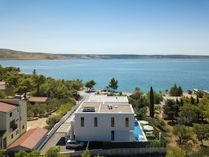 Blick auf die Kroatien Luxusvilla Calmissima mit Parkplatz und Swimmingpool am Meer in Starigrad auf der Insel Hvar