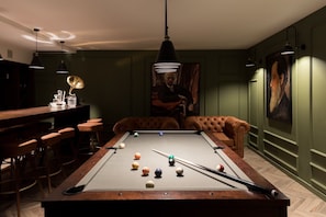Billardtisch im Spielzimmer in einer luxuriösen Mietvilla in Istrien mit privatem Pool, Fitnessraum und Sauna.