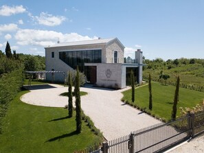 Tägliche Ansicht der Kroatien luxuriösen Familienvilla Valens Residence in Istrien mit beheiztem Pool, Sauna und Fitnessraum.