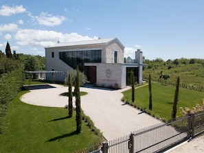 Tägliche Ansicht der Kroatien luxuriösen Familienvilla Valens Residence in Istrien mit beheiztem Pool, Sauna und Fitnessraum.