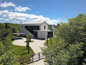Tägliche Ansicht der Kroatien luxuriösen Familienvilla Valens Residence in Istrien mit beheiztem Pool, Sauna und Fitnessraum.
