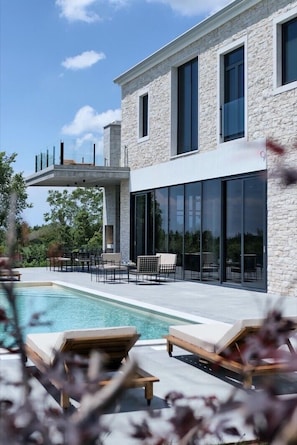 Liegewiese in der Nähe des Pools in der Luxusvilla Valens Residence für Familienurlaub und Miete.