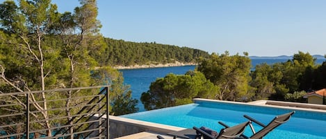 Dalmatinische Luxusvilla Sea Horizon mit privater Terrasse und Pool für Urlaub und Miete