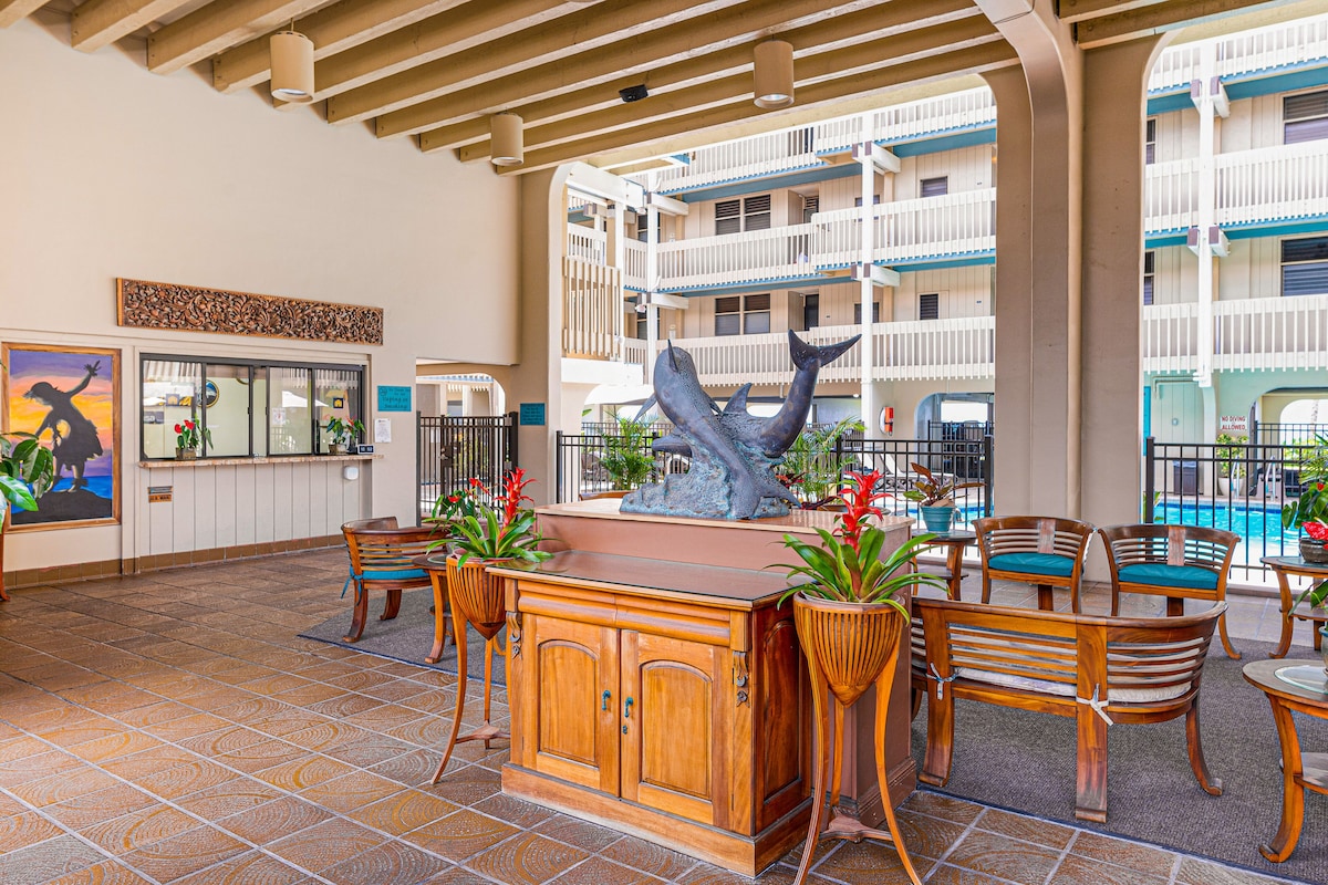 Breezy Big Island condo with pool, hot tub, lanai, AC – walk to beach