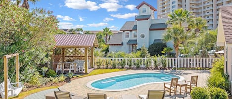 Large Pool Patio For Sunbathing