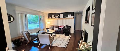 Living Room with fireplace 