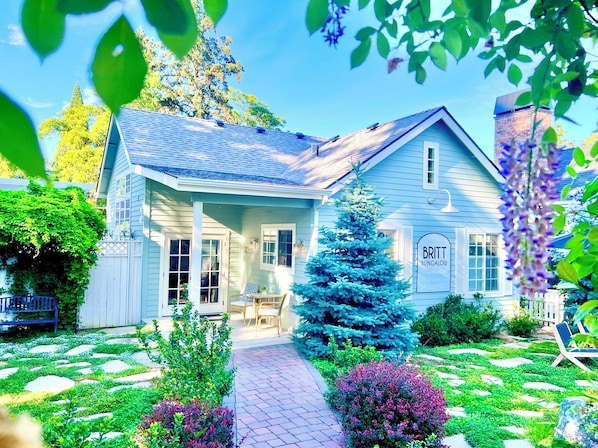 Britt Bungalow 2024