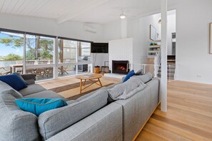 Lounge area/Fireplace 