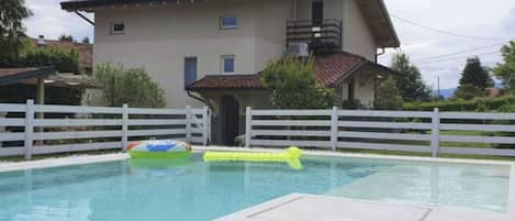 Agua, Edificio, Cielo, Nube, Planta, Ventana, Piscina, Casa, Árbol, Sombra