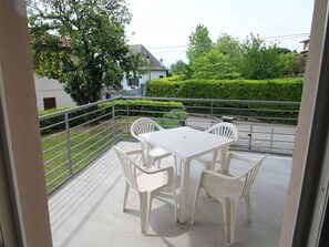 Table, Plante, Meubles, Chaise, Bâtiment, Mobilier De Jardin, Arbre, Ciel, Tableau De Plein Air, Herbe