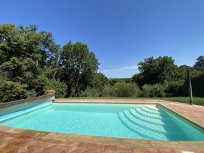 Wasser, Himmel, Daytime, Eigentum, Natur, Azurblau, Schwimmbad, Rechteck, Schatten, Gras