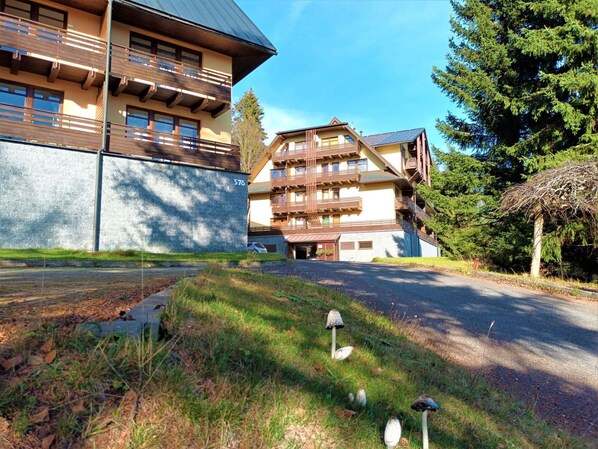 Propriété, Plante, Bâtiment, Ciel, Arbre, Architecture, Lot Terre, Design Urbain, Herbe, Bois