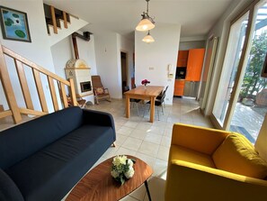 Couch, Möbel, Tabelle, Eigentum, Bilderrahmen, Interior Design, Holz, Komfort, Wohnzimmer, Beleuchtung