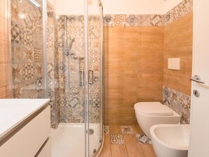 Braun, Eigentum, Armatur, Badezimmer, Zapfhahn, Duschkopf, Badewanne, Holz