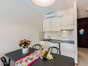 Cabinetry, Propriété, Meubles, Table, Comptoir, Design Intérieur, Cuisine, Fleur, Éclairage, Évier