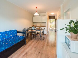 Tabelle, Eigentum, Möbel, Pflanze, Blumentopf, Interior Design, Zimmerpflanze, Holz, Cabinetry, Wohnzimmer