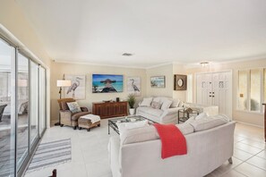 Large living space with 60' smart TV
