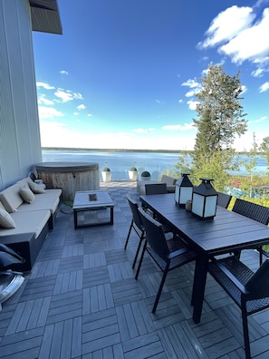 Deck, hot tub. infinity edge