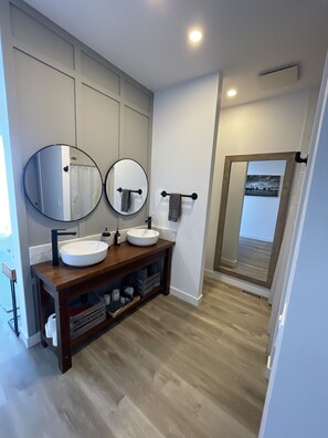 Main master bathroom 