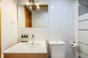 View of the bathroom with shower tray