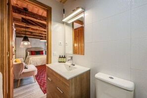 View of the bathroom with shower tray