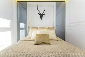 Doble bed in the bedroom