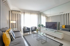 General view of the living room, with double sofa bed and plasma TV.