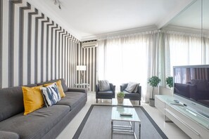 Views of the living room (decoration and furniture)
