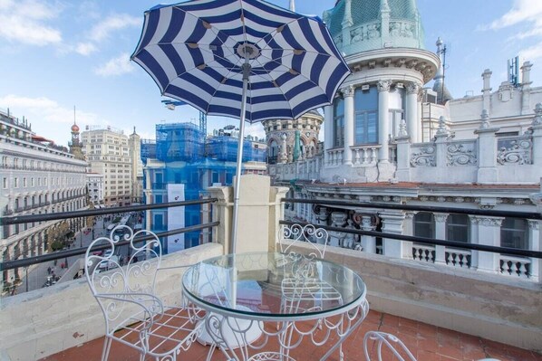 Terrace 2 with views of la Plaza de Canalejas.