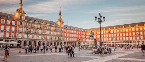 Views of the outside area of the neighbourhood (Plaza Mayor)
 