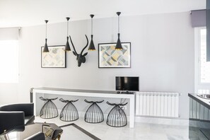Dining table, with four seats, television and design decoration.