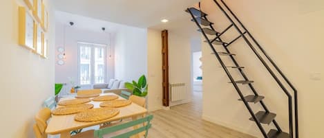 General view of the living room with access to the balcony and stairs to the upper bedroom