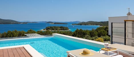 Vista al mar y a las islas desde la terraza de la villa de lujo Murter Exotic on Murter con piscina climatizada y tumbonas