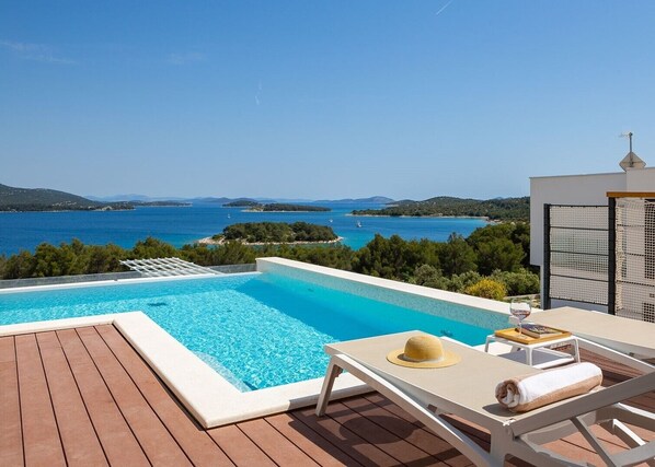 Blick auf das Meer und die Inseln von der Terrasse der Luxusvilla Murter Exotic auf Murter mit beheiztem Pool und Sonnenliegen