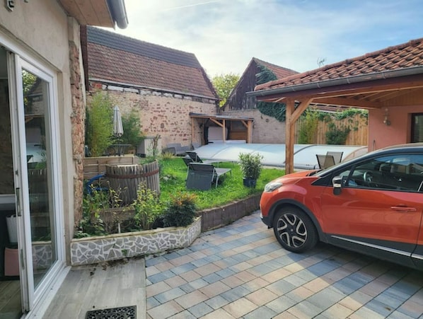 Entree de la cour: sur la droite le spa, sur la gauche l'appartement. 