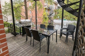 Rear terrace with BBQ/Terrasse à l'arrière avec BBQ