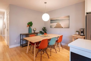 Dining room with breakfast station (Keurig coffee machine, toaster)