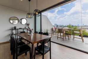 A dining space where sophistication and family warmth coexist beautifully.



