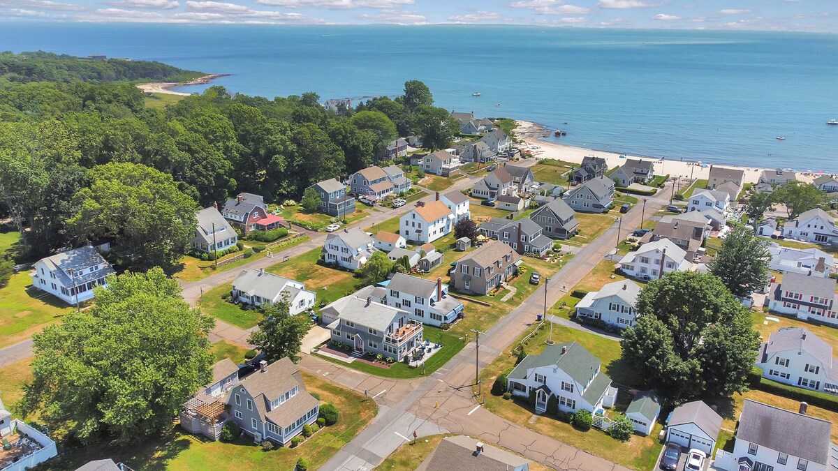 Old Lyme Shores Beach house! Walk to water!